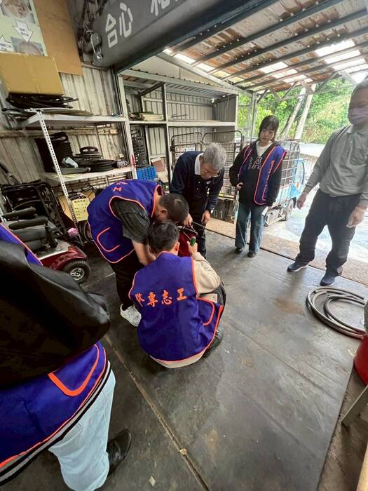 2025年12月06日 慈青志工隊 環保輔具送到家圖片
