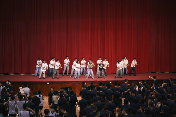 新民社是由一群活潑可愛的新住民同學所組成，致力於推廣多元文化與跨國交流，他們透過舞蹈表演，展現異國風情與熱情創作，讓校園充滿活力與多彩文化範圍。