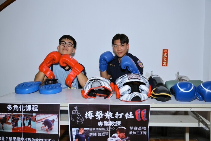 本校搏擊散打社以訓練實戰技能為核心，融合傳統武術與現代搏擊技術，強調力量、敏捷與耐力的全面發展。社課包含了基本散打技法、實戰對抗及體能訓練，旨在幫助學員提高自我防衛能力、增強體質與心理素質，想成為一名更厲害的實戰警察，那定要加入他們。
