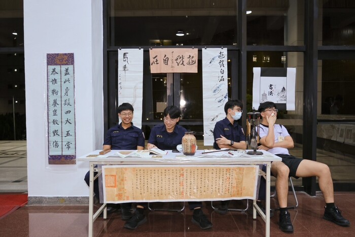 本校書法社是一個讓人靜心沉澱的藝術性社團，在忙碌與緊湊的警專生活中，提供一個能靜下來、專注自我、修身養性的空間。透過毛筆與墨香的陪伴，成員們學習書法技巧、欣賞書法美學，培養耐心與細心，同時也感受傳統文化的魅力